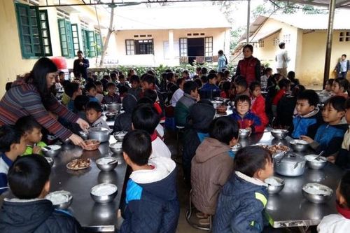 Gió đông bắc về, thầy cô chống rét cho trò vùng cao