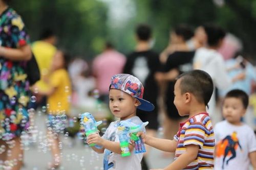8 gợi ý giúp cha mẹ dạy con biết chia sẻ
