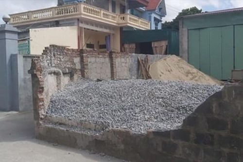 Vụ tường bao đổ khiến bé 11 tuổi tử vong ở Thái Bình: Triệu tập con chủ nhà