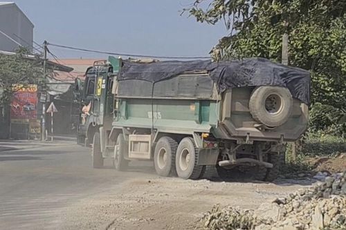 Ninh Bình: Những chiếc xe quá tải, không phủ bạt ngang nhiên hoạt động trên đường dân sinh