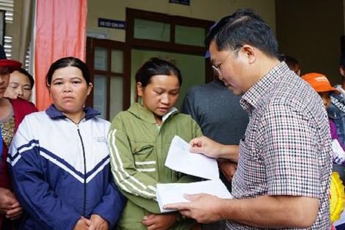 Chủ tịch tỉnh Quảng Nam đến thăm hỏi, hỗ trợ người dân huyện Phước Sơn