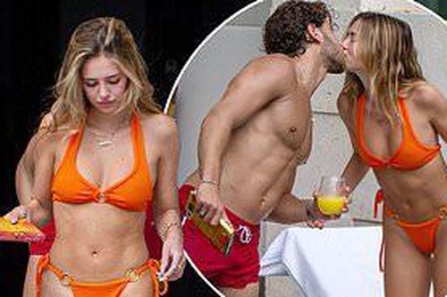 Nàng mẫu Delilah Belle Hamlin diện bikini nóng bỏng, tình tứ bạn trai