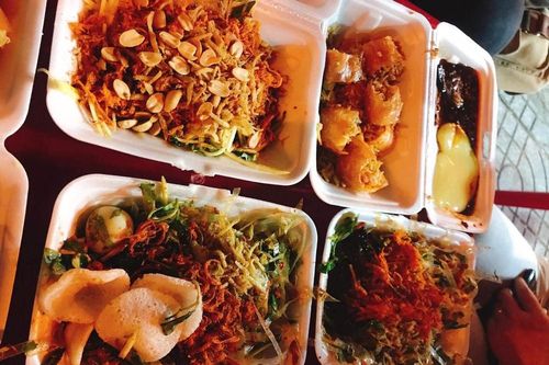 6 người nghi ngộ độc do ăn bánh tráng trộn trước cổng trường học
