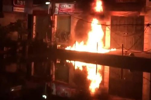 Tin mới vụ người đàn ông ném 'bom xăng' rồi cố thủ trong phòng ngủ