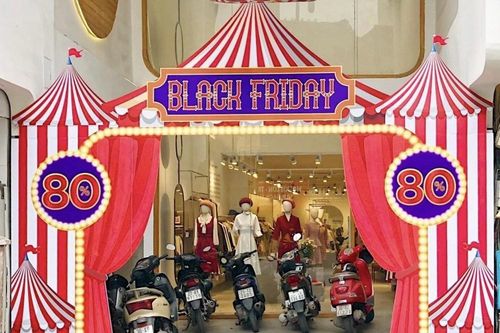 Nhiều cửa hiệu tưng bừng tung sale 'khủng' dịp Black Friday