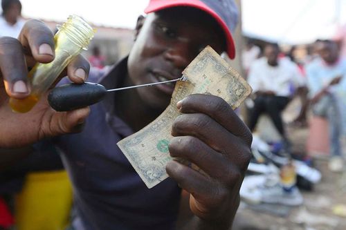 Nghề vá tiền rách làm ăn phát đạt ở Zimbabwe