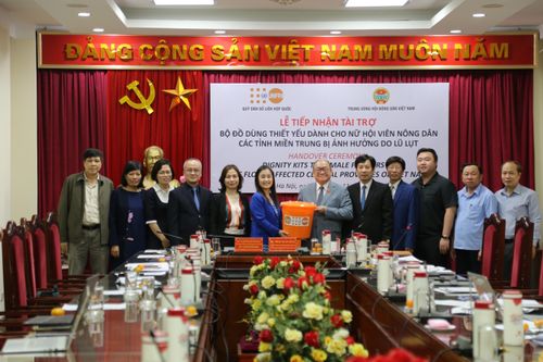 UNFPA hỗ trợ 5.704 bộ đồ dùng cứu trợ lũ lụt khẩn cấp cho Việt Nam