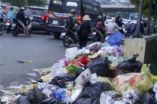Hà Nội: Vì sao rác thải tồn đọng tại quận Nam Từ Liêm, Tây Hồ?