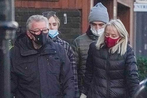 Robert Pattinson đưa bạn gái đi dạo với bố mẹ
