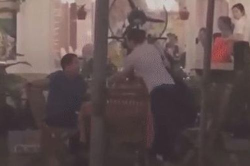 Clip: Vợ bực tức đập vỡ chén rượu, hất cả bàn nhậu vào người chồng ngay giữa quán: 'Có đi về không?'