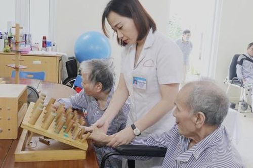 Người già và bệnh làm suy giảm chức năng cơ thể do tai biến