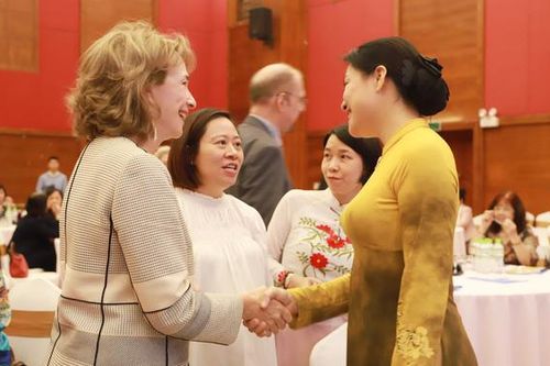 Phụ nữ góp phần đưa quan hệ Việt - Mỹ gần nhau hơn