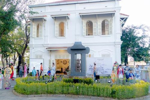 NTK Viết Bảo sáng lập Không gian Áo dài Huế