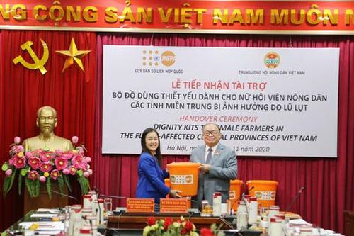 UNFPA hỗ trợ bộ đồ dùng cứu trợ khẩn cấp cho phụ nữ 3 tỉnh miền Trung