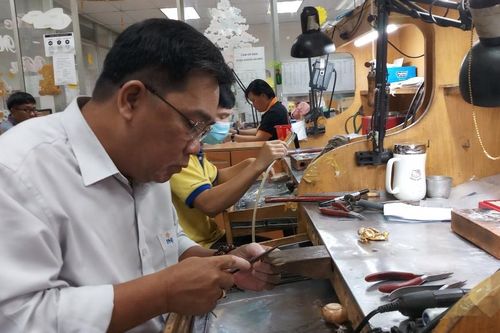 Nghệ nhân kim hoàn Trần Ngọc Ngân Vũ: Có 'say' nghề thì nghiệp mới 'phát' được