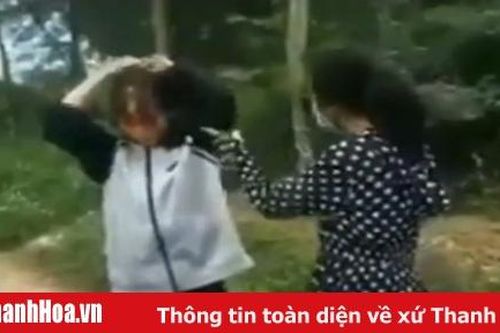 Một nữ sinh THPT dùng mũ bảo hiểm đánh liên tiếp vào đầu bạn