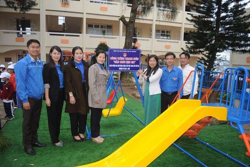 Trao 'Sân chơi cho em' tại Trường Tiểu học Đa Thiện