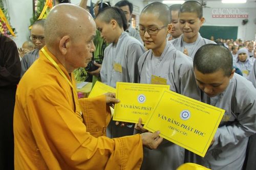 TT-Huế : Trường TCPH tổ chức tổng kết khóa, khai giảng