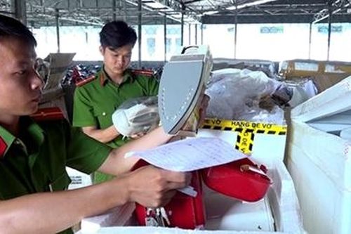 Xe tải vận chuyển số lượng lớn hàng nhập lậu