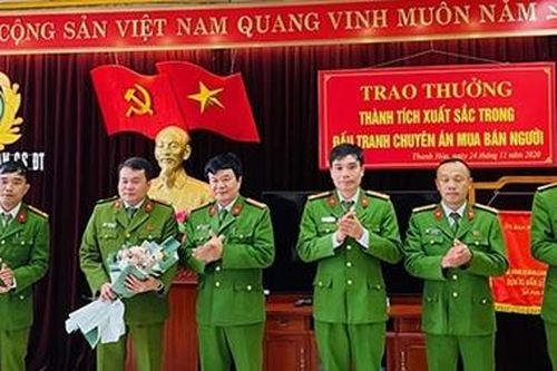 Trao thưởng các đơn vị xuất sắc trong đấu tranh phòng chống tội phạm