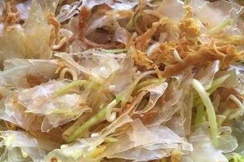 6 người nhập viện sau khi ăn bánh tráng trộn bán rong