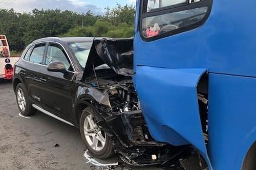 Xế hộp Audi Q5 đối đầu xe buýt, nhiều hành khách la hét hoảng loạn