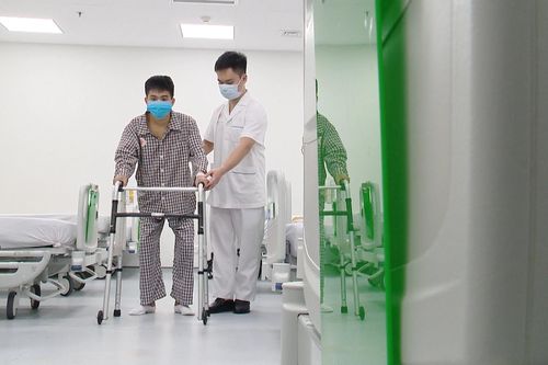 Những bước đi đầu tiên của 'người cua' sau nhiều năm nằm liệt giường