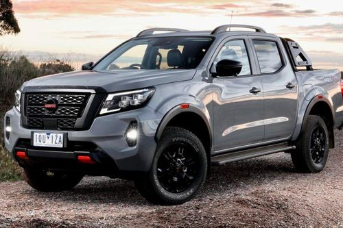 Ford Ranger 2021 cập bến Việt Nam, Nissan Navara giảm giá xả hàng tồn