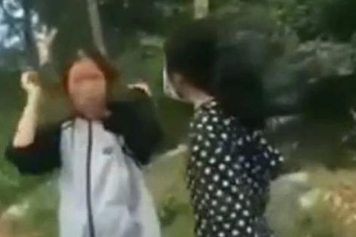 Một học sinh dùng mũ bảo hiểm đánh liên tiếp vào đầu bạn