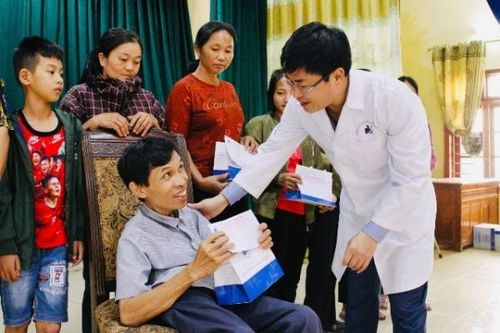 Khám bệnh, phát thuốc miễn phí cho gần 1.500 người dân vùng lũ