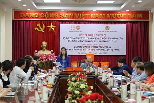 Hỗ trợ gần 6.000 bộ đồ dùng khẩn cấp cho phụ nữ tại 3 tỉnh miền Trung bị lũ lụt
