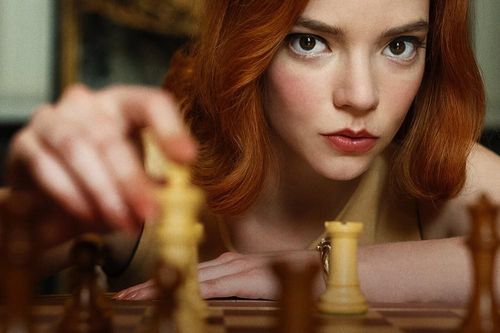 Chọn phim Netflix: 'Gambit Hậu' hấp dẫn đến thế nào mà khiến khán giả rủ nhau chơi cờ vua?