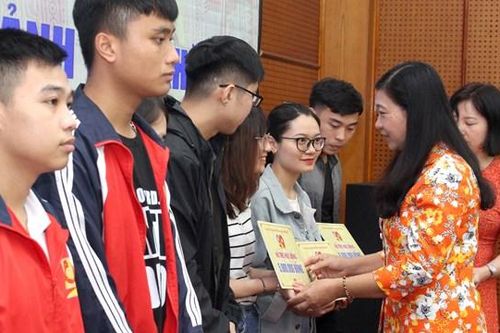 Mặt trận Hà Nội tiếp nhận ủng hộ nhân dân miền Trung