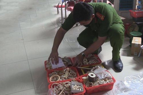 Tàng trữ 18 kg sản phẩm làm từ ngà voi
