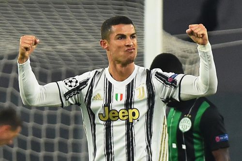 Ronaldo cân bằng thành tích của Messi