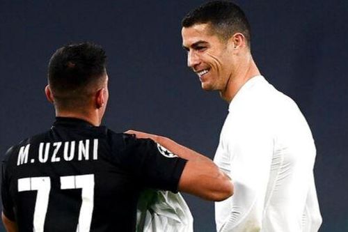 Ronaldo thân thiện khi đối thủ xin áo đấu