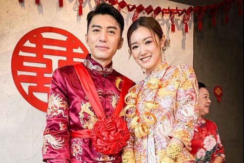 Vợ tài tử Viên Vỹ Hào đeo trĩu vàng trong ngày cưới