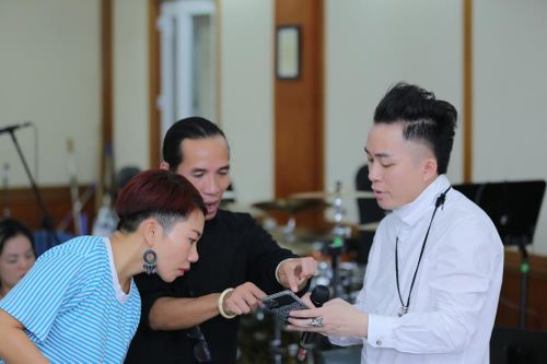 Tùng Dương say mê tập nhạc bên Hà Trần