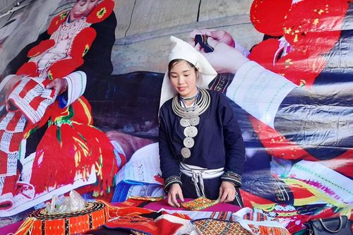 Sắc màu văn hóa qua Không gian thổ cẩm Việt Nam