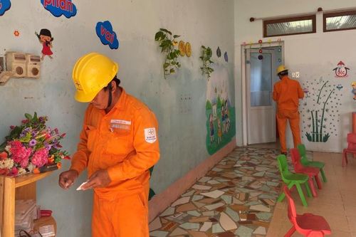 Hỗ trợ sửa, thay thế hệ thống điện cho trường học và trạm y tế vùng lũ Quảng Bình