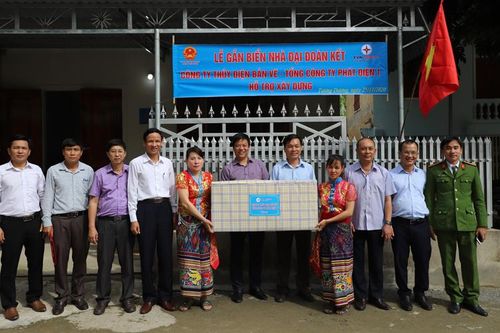 Tặng nhà tình nghĩa, nhà ở nội trú cho học sinh tại huyện Tương Dương