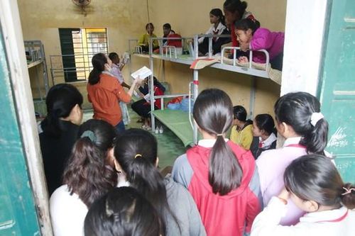 Báo SGGP tặng sách vở cho học sinh Nam Trà My, Quảng Nam