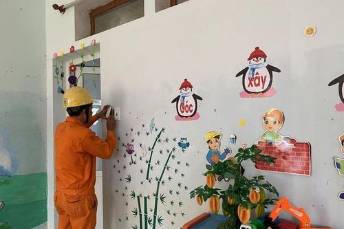 Hỗ trợ thay thế hệ thống điện trường học và trạm y tế vùng lũ Quảng Bình