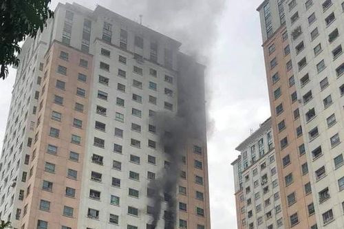 Sau tiếng nổ, căn hộ tầng 13 CT1 chung cư Xa La bốc cháy ngùn ngụt