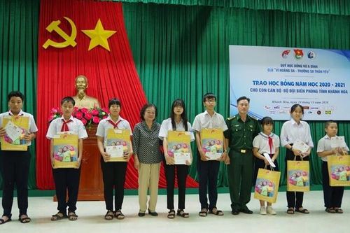 Trao 70 suất học bổng Vừ A Dính cho con cán bộ BĐBP Khánh Hòa