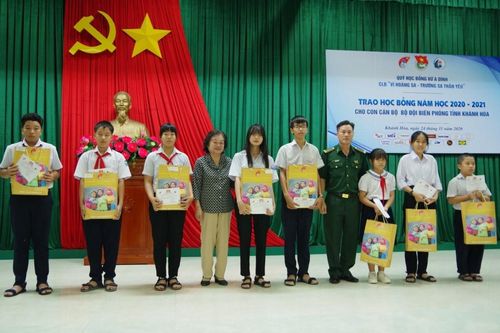 Trao học bổng Vừ A Dính cho học sinh là con của cán bộ, chiến sĩ Bộ đội Biên phòng tỉnh Khánh Hòa