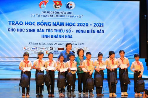 Trao 220 suất học bổng Vừ A Dính cho học sinh tỉnh Khánh Hòa