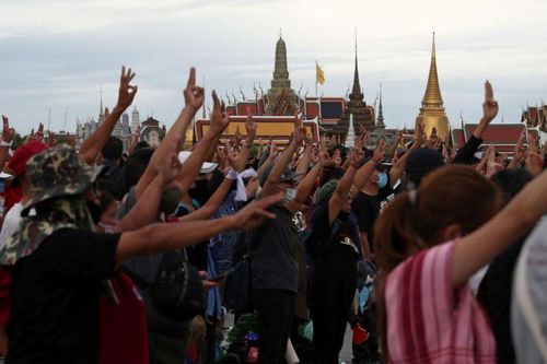 Người biểu tình Thái Lan nhằm vào tài sản của Nhà vua