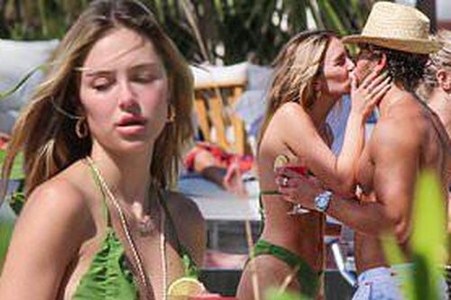 Delilah Belle Hamlin siêu gợi cảm, liên tục ôm hôn mặn nồng với bạn trai
