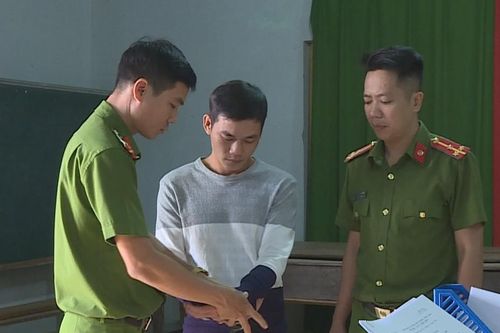 Bị bắt vì trút 'mưa' dao vào chủ nợ